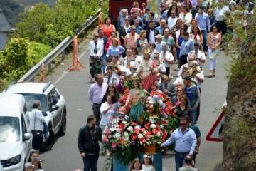 La Gavia procesiona a sus patronos en el último día de su fiesta (Foto Francisco Javier Santana)